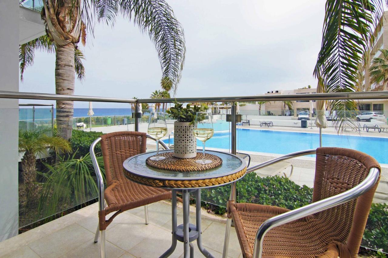 Diana - Coralli Beachfront Apartment プロタラス エクステリア 写真