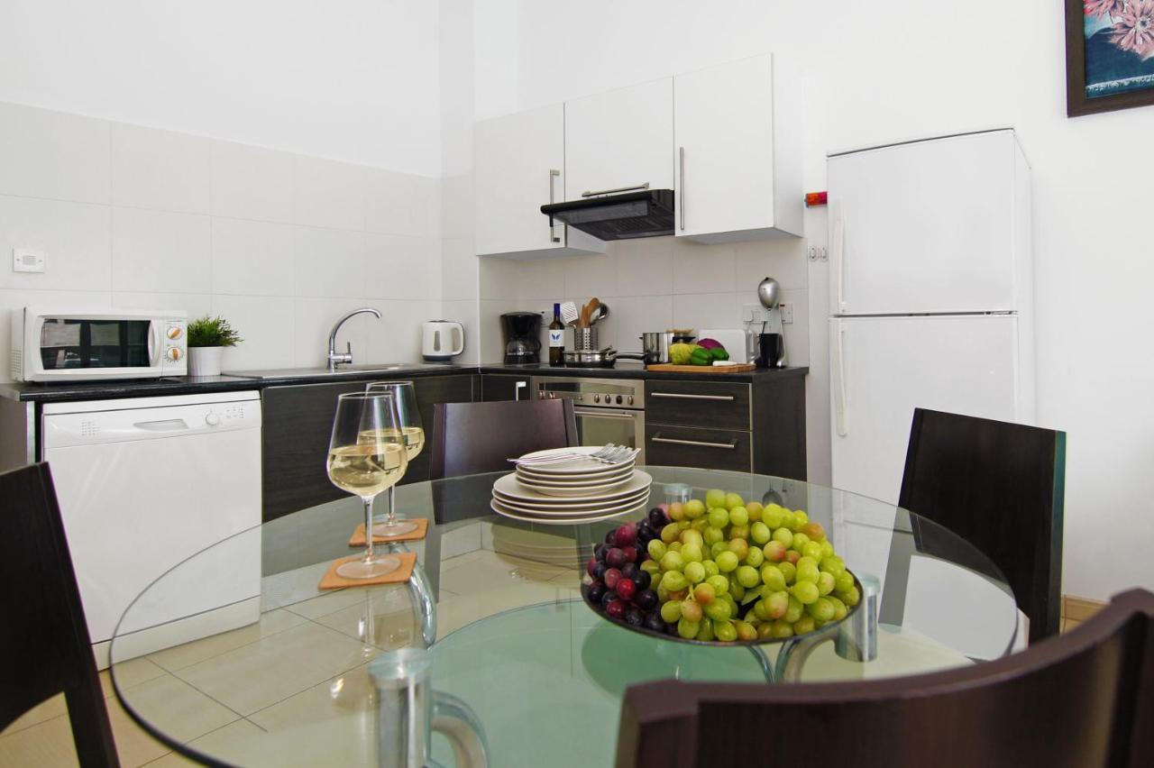 Diana - Coralli Beachfront Apartment プロタラス エクステリア 写真
