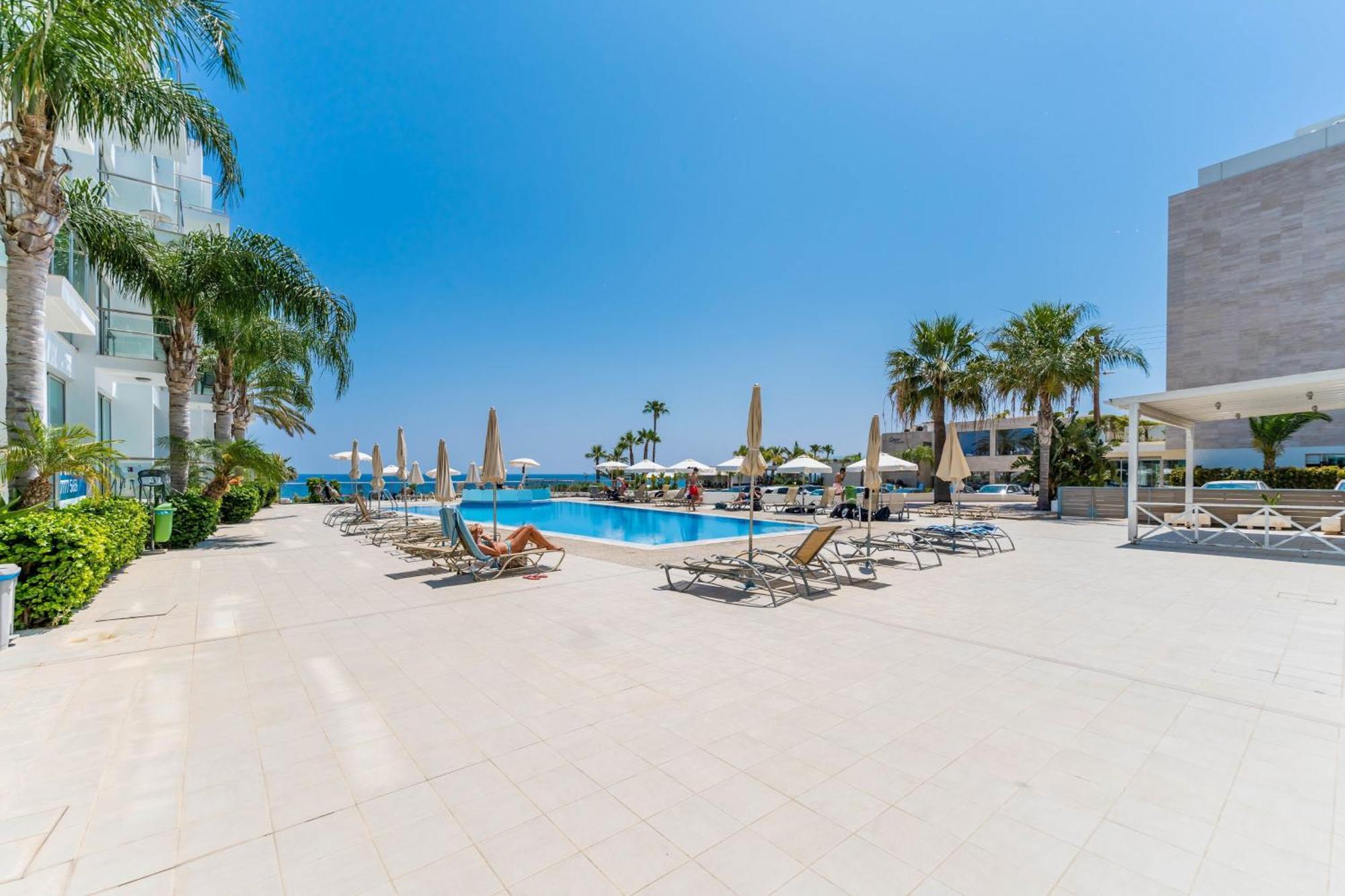 Diana - Coralli Beachfront Apartment プロタラス エクステリア 写真