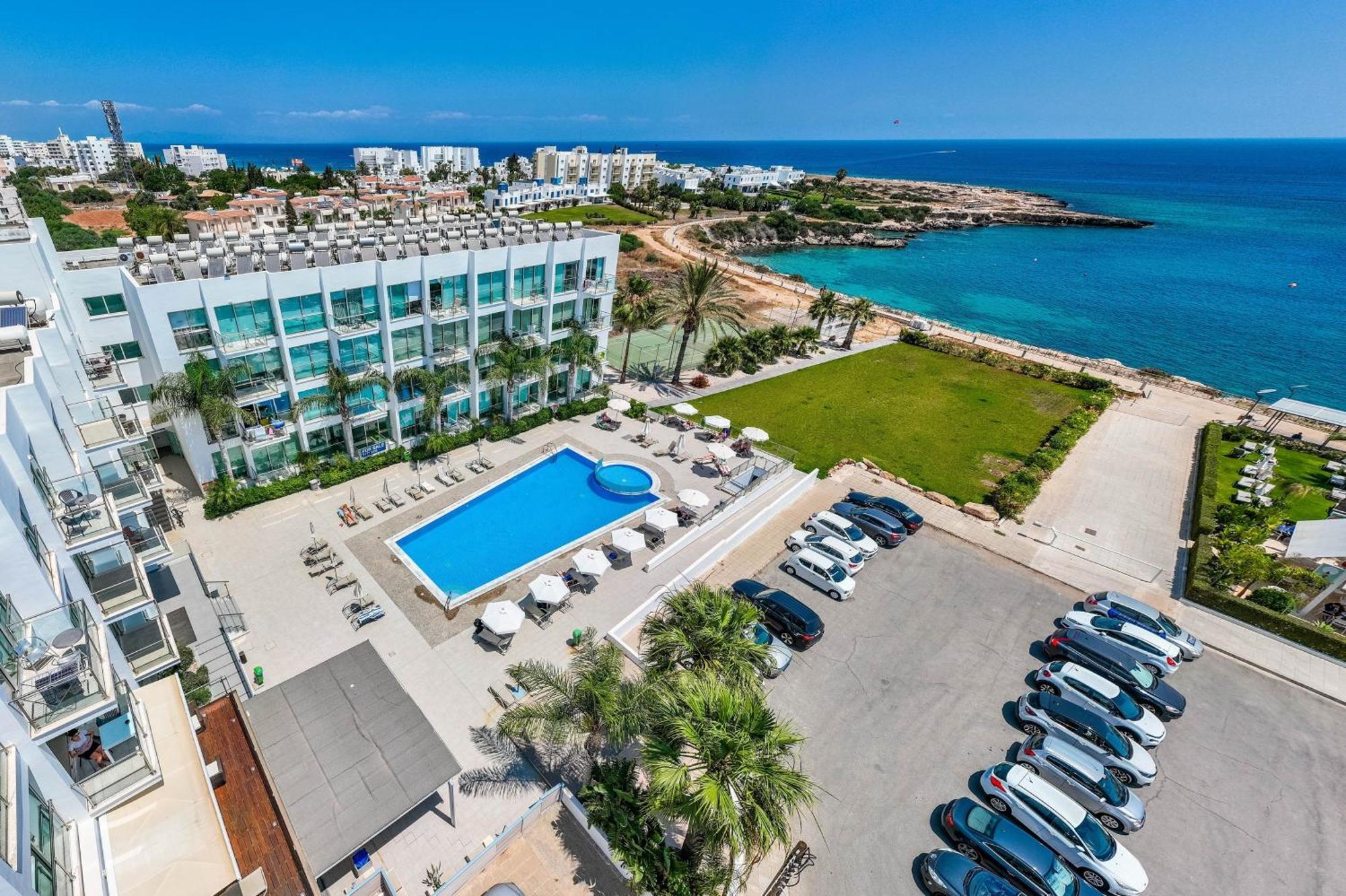 Diana - Coralli Beachfront Apartment プロタラス エクステリア 写真